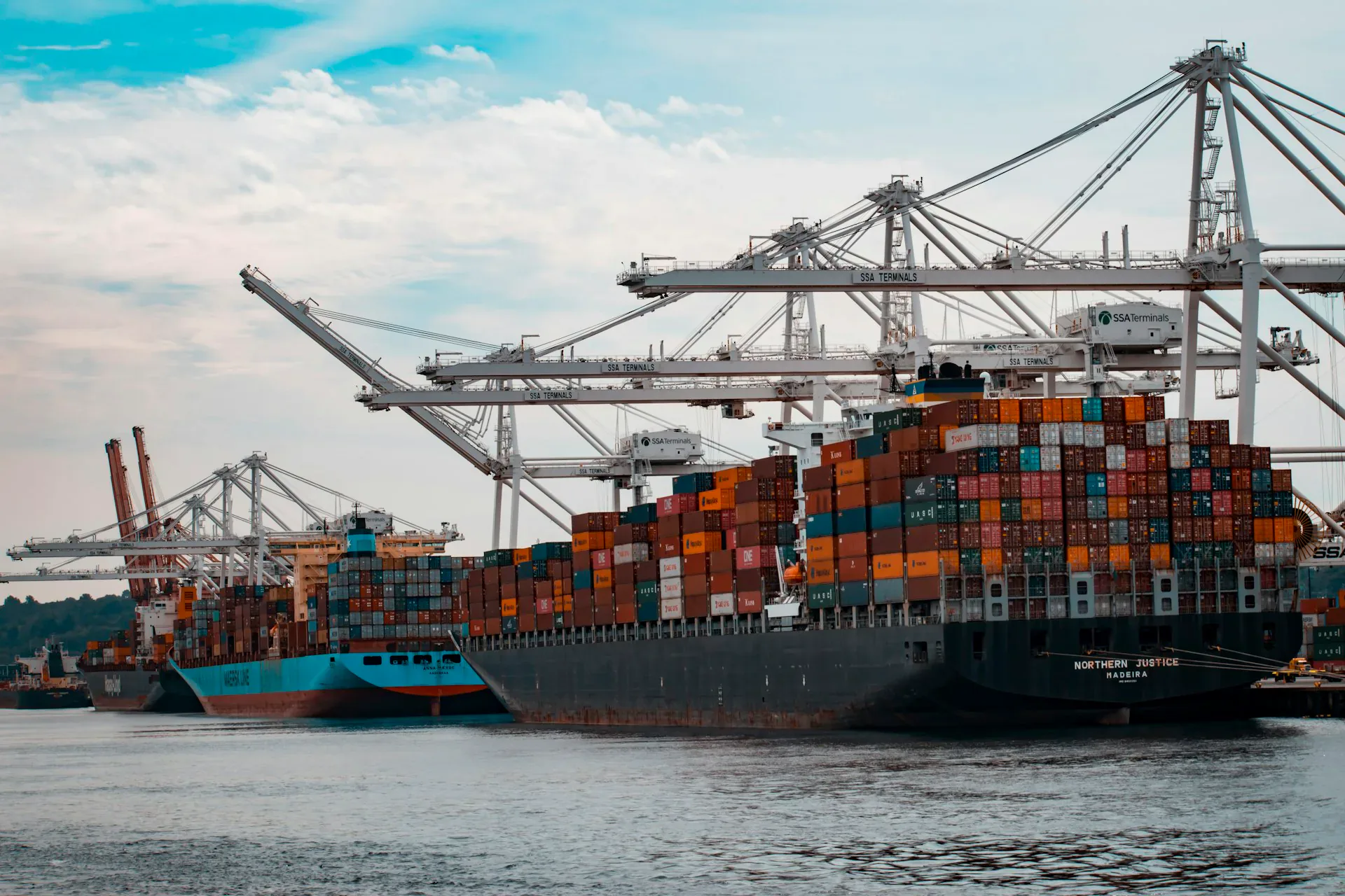 Technology import, export and industrial logistics — Planéta Centrum Kft.